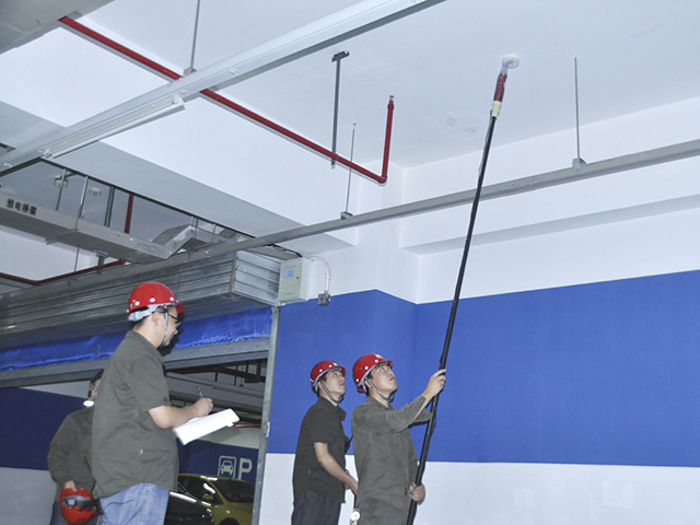 上海天驕消防設(shè)施檢測(cè)公司正在進(jìn)行煙霧報(bào)警器的檢測(cè)工作